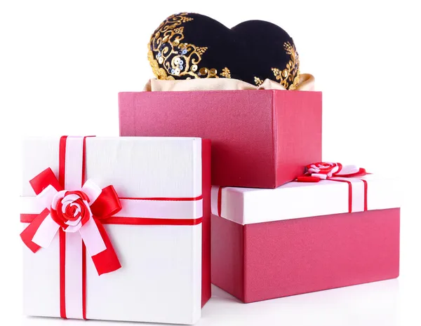 Pila di scatole regalo e cuore decorativo, isolato su bianco — Foto Stock