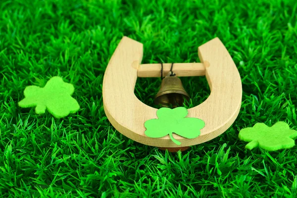 Horseshoe and clover on grass close-up — Stock Photo, Image