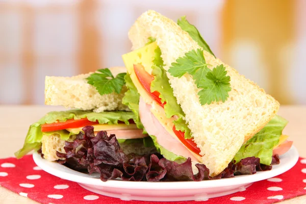 Panini freschi e gustosi su piatto su tavolo su fondo chiaro — Foto Stock