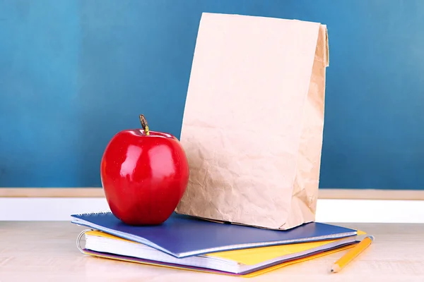 School breakfast on desk on board background — Stock Photo, Image