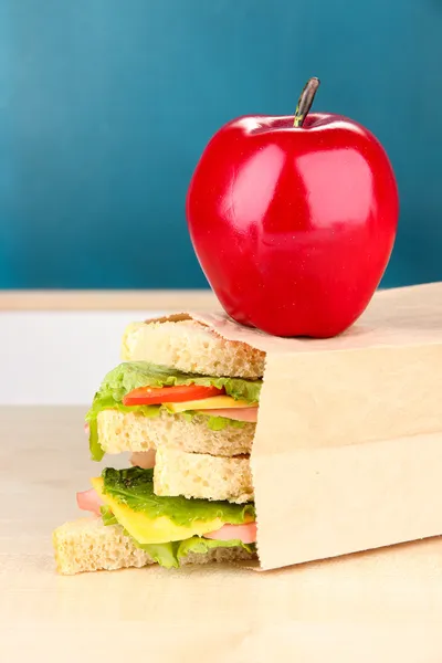 Escola de pequeno-almoço na mesa a bordo de fundo — Fotografia de Stock