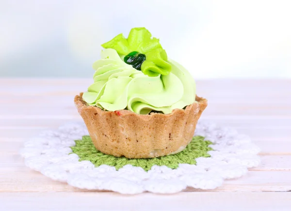 Leckeren Kuchen auf dem Tisch auf hellem Hintergrund — Stockfoto