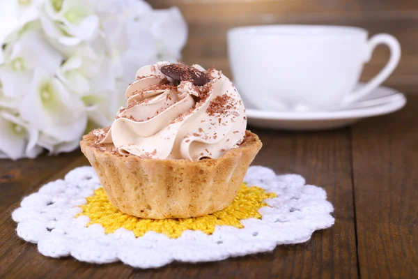 Lekkere taart op tafel op houten achtergrond — Stockfoto