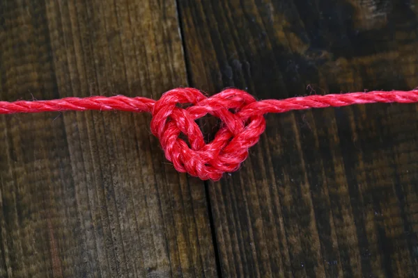 Coeur en forme de corde, sur fond en bois — Photo