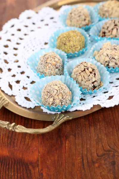 Set von Schokoladenbonbons, auf Tablett, auf Holzgrund — Stockfoto