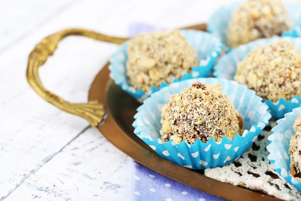 Set di caramelle al cioccolato, su vassoio, su sfondo di legno a colori — Foto Stock