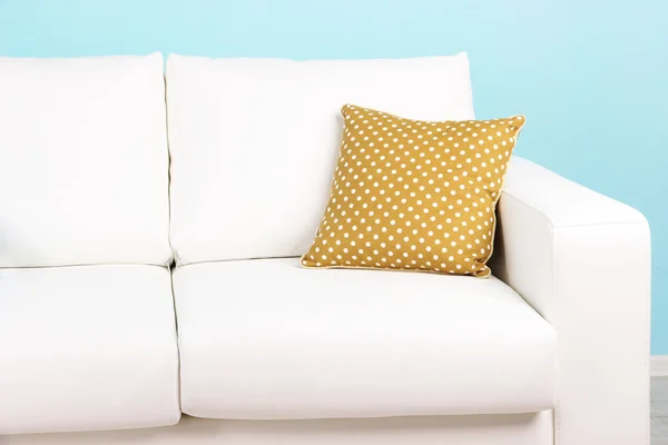 Witte sofa close-up in de kamer op blauwe achtergrond — Stockfoto