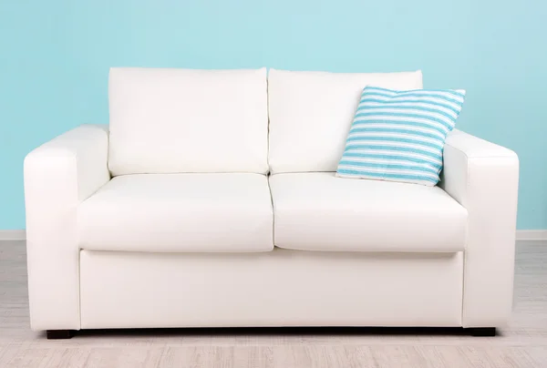 Sofá branco no quarto no fundo azul — Fotografia de Stock