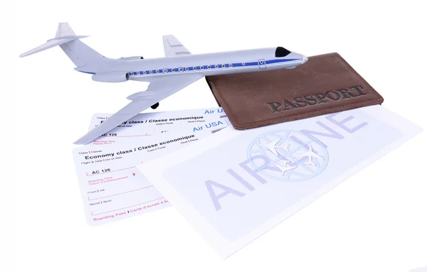 航空公司机票与护照上白色孤立 — 图库照片