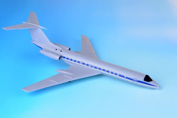 Kunststof vliegtuig op blauwe achtergrond — Stockfoto