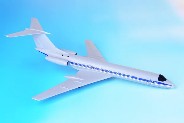 Пластиковий літак на синьому фоні — стокове фото