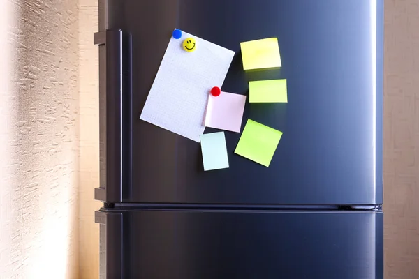 Leere Papierblätter an Kühlschranktür — Stockfoto