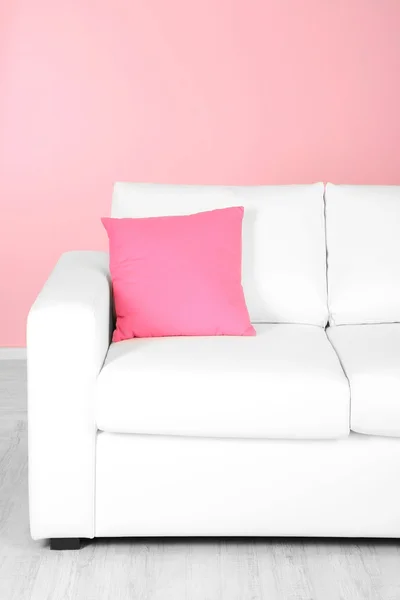 Weißes Sofa in Nahaufnahme im Zimmer auf rosa Hintergrund — Stockfoto