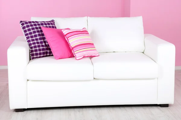 Vit soffa i rum på rosa bakgrund — Stockfoto