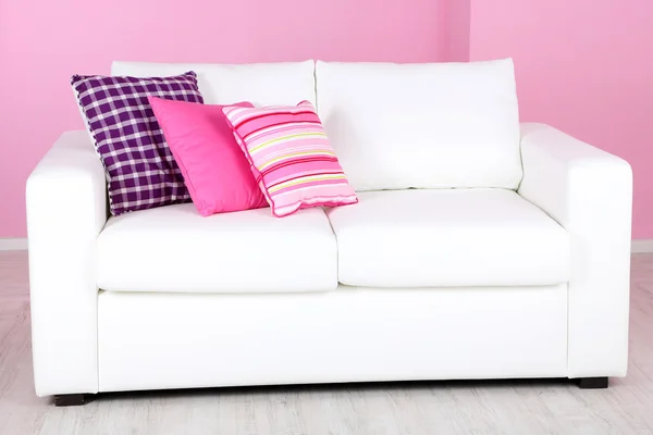 Weißes Sofa im Zimmer auf rosa Hintergrund — Stockfoto