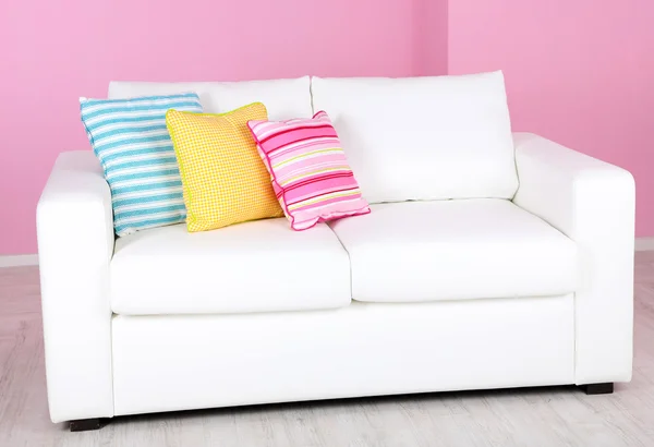 ピンクの背景の部屋で白いソファ — ストック写真