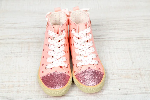 Belle scarpe da ginnastica, sul pavimento in legno — Foto Stock