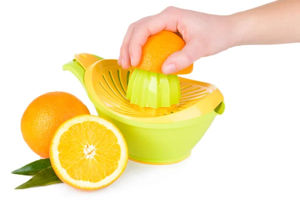 Preparación de zumo de naranja fresco exprimido con exprimidor de mano aislado en blanco — Foto de Stock