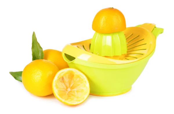 Citruspers en citroenen geïsoleerd op wit — Stockfoto