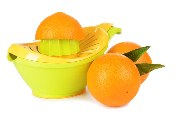 Citruspers en sinaasappelen geïsoleerd op wit — Stockfoto