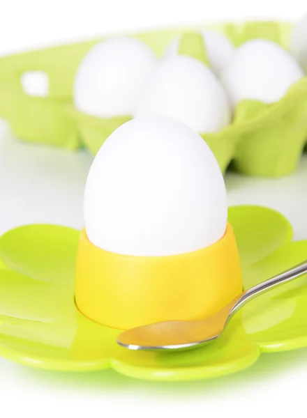 Gekookte eieren in Eier-dopjes geïsoleerd op wit — Stockfoto