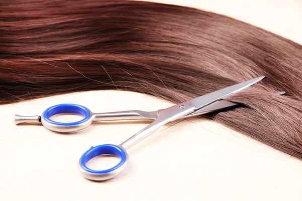 Long hair with scissors on pink background — Stock Photo, Image