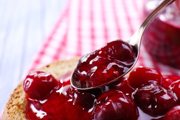 Delicioso brinde com geléia na mesa close-up — Fotografia de Stock