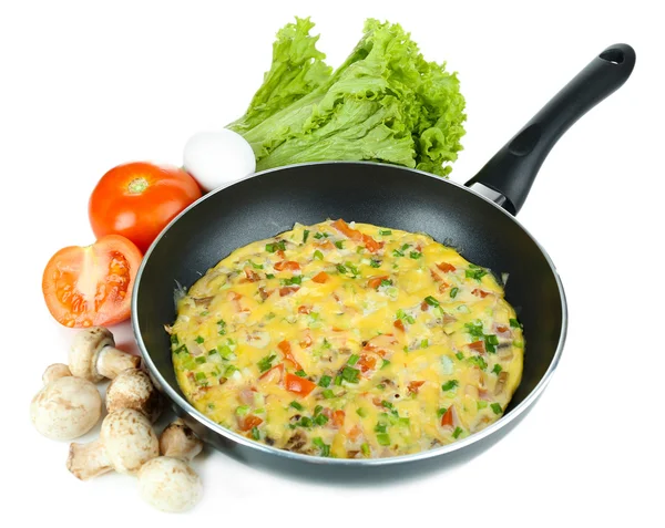 Omelet met groenten geïsoleerd op wit — Stockfoto