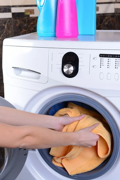 Tvättmaskin laddad med kläder närbild — Stockfoto