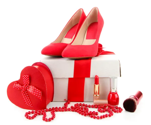 Hermosos zapatos femeninos rojos, caja de regalo y cosméticos, aislados en blanco — Foto de Stock