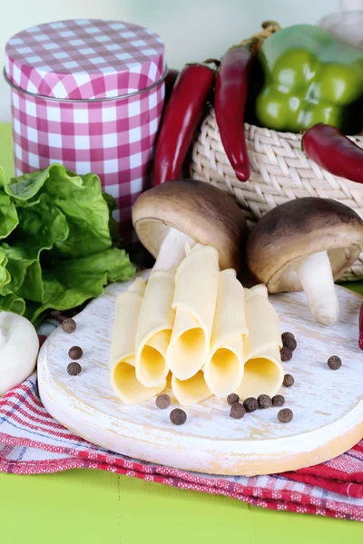 Cream cheese with vegetables and greens on wooden table close-up — Stock Photo, Image