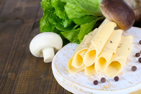 Cream cheese with vegetables and greens on wooden board close-up — Stock Photo, Image