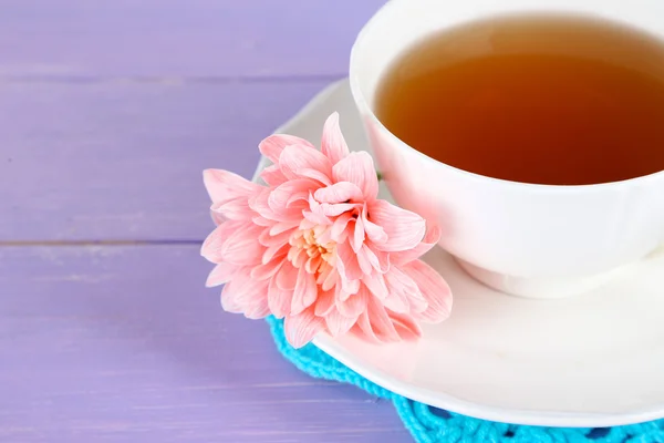 Chrysanthème rose et tasse de thé sur table en bois — Photo