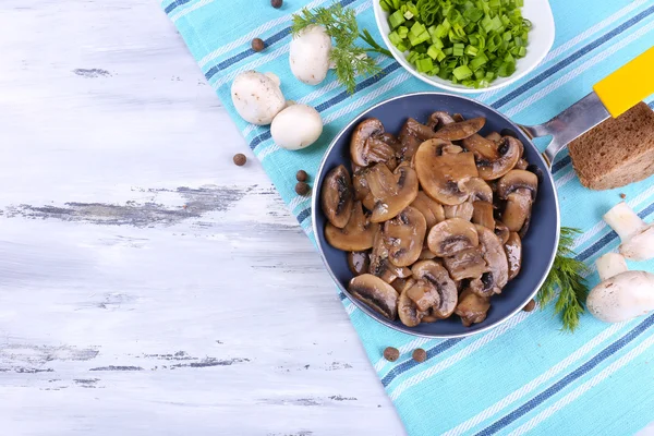 Heerlijke gebakken champignons in pan op tafel close-up — Stockfoto