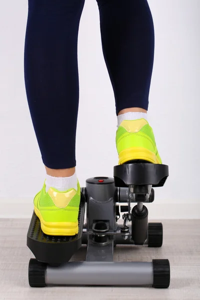 Женщина делает упражнения на шаге. Крупный план на ногах . — стоковое фото