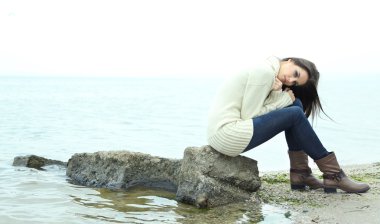 Nehri yakınında genç ciddi bir kadın portresi