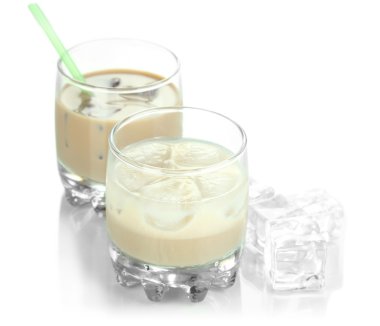 Baileys likör üzerinde beyaz izole gözlük