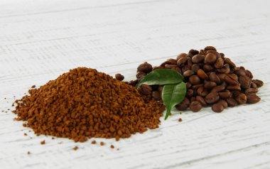 zemin ve ahşap zemin üzerinde hazır kahve