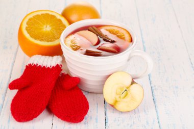 ahşap masa yakın çekim üzerinde kase kokulu mulled şarap