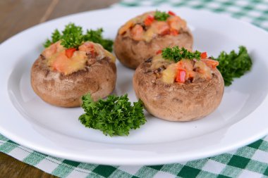 Tablo yakın çekim plaka üzerinde mantar dolması