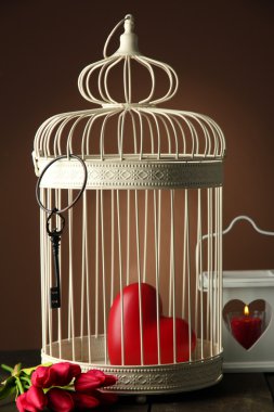 kalp dekoratif kafes kahverengi zemin üzerine ahşap tablo