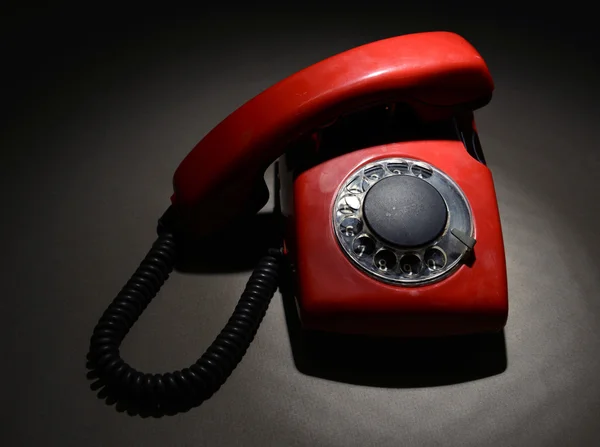 Koyu renk arka plan üzerinde kırmızı retro telefon — Stok fotoğraf