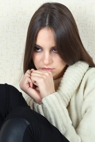 Femme triste solitaire près du mur — Photo