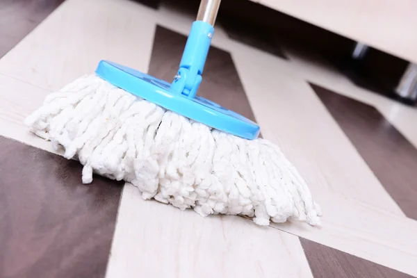 Huis schoonmaken met mop — Stockfoto