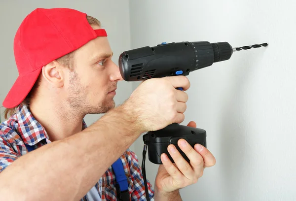 Porträt des jungen Vorarbeiters im Zimmer — Stockfoto