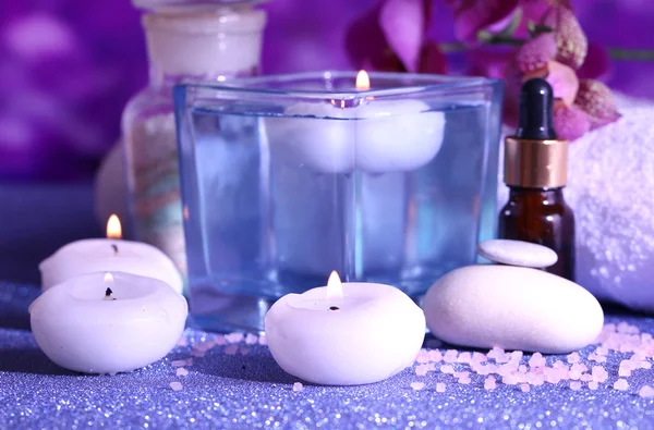 Hermoso entorno de spa con orquídea sobre fondo morado — Foto de Stock