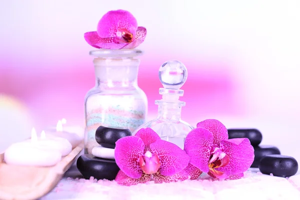 Prachtige spa omgeving met orchid op witte houten tafel op lichte achtergrond — Stockfoto