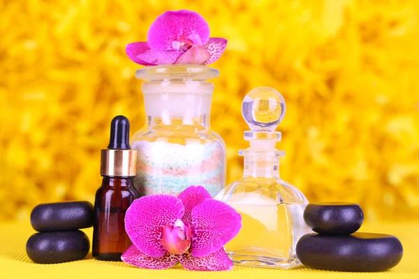 Prachtige spa omgeving met orchid op gele achtergrond — Stockfoto