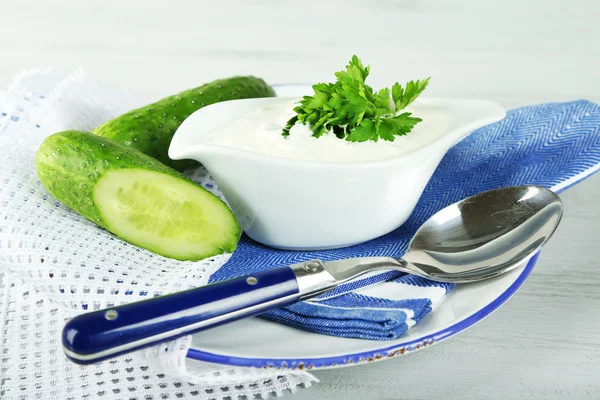 Yogur de pepino en bote de salsas, en servilleta de color, fondo de madera oncolor — Foto de Stock