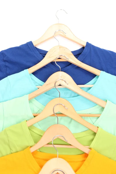 T-shirts op hangers geïsoleerd op wit — Stockfoto